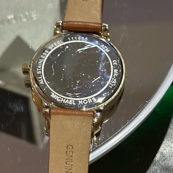 Authentic Michael Kors Women’s Watch, MK-2521 in Gold & Leather Strap Detail - Picture 13 of 16